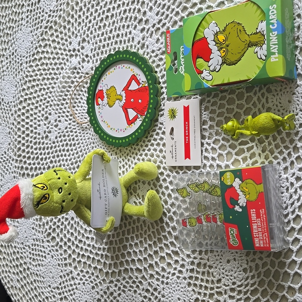 5 PIECE GROUP OF GRINCH ITEMS